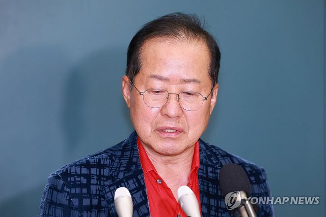 귀국 뒤 취재진 만난 홍준표 전 대구시장