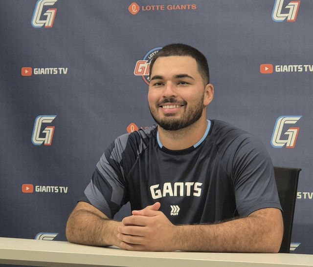 인터뷰하는 알렉 감보아