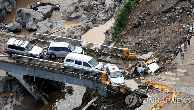 2007년 9월 태풍 나리 당시 붕괴된 제방과 찌그러진 자동차