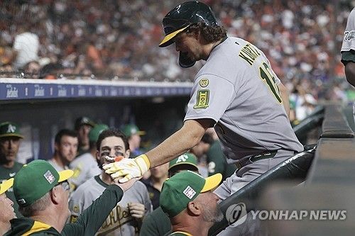 더그아웃에서 축하받는 닉 커츠