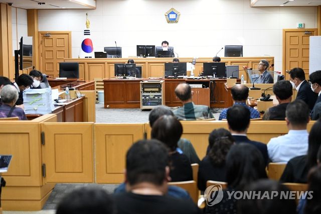 재판 청취하는 4·3 수형 희생자 유족