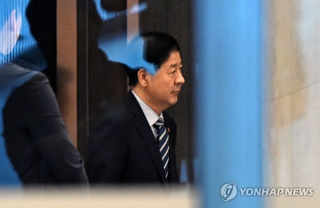 굳은 표정으로 나서는 구윤철 기재부 장관