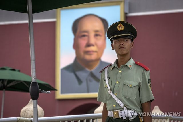 톈안먼(天安門) 광장에서 보이는 마오쩌둥 초상화