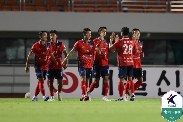 기뻐하는 김천 선수단