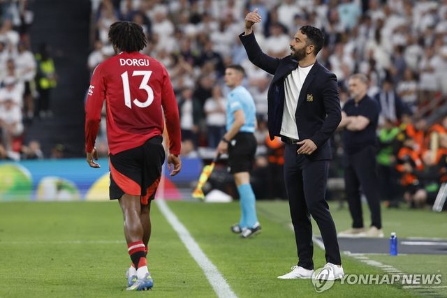 맨유의 후벵 아모링 감독(오른쪽)