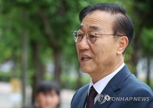 질문에 답하는 김윤덕 국토부 장관 후보자