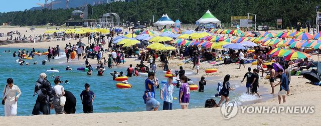 폭염에 소규모 해수욕장도 북적