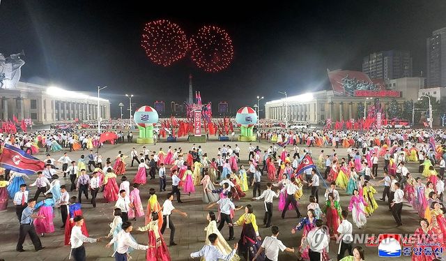 북한 '전승절' 72주년 경축 평양시 청년학생들 야회 및 축포발사