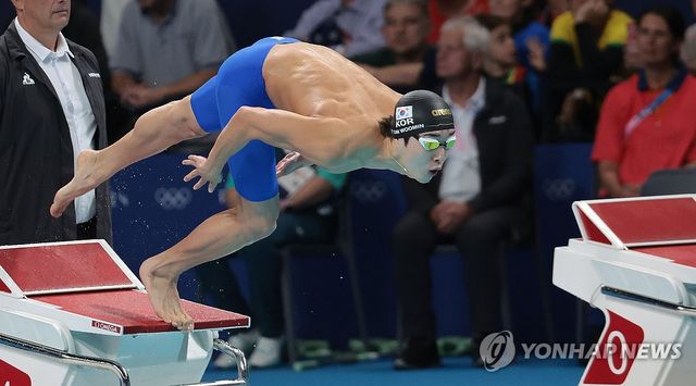 2024 파리 올림픽에서 김우민의 출발 모습.