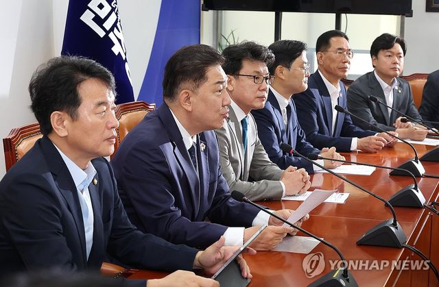 정책조정회의에서 발언하는 김병기 당 대표 직무대행