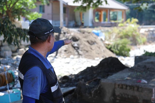 하천 범람한 곳을 가리키는 최근춘(65)씨