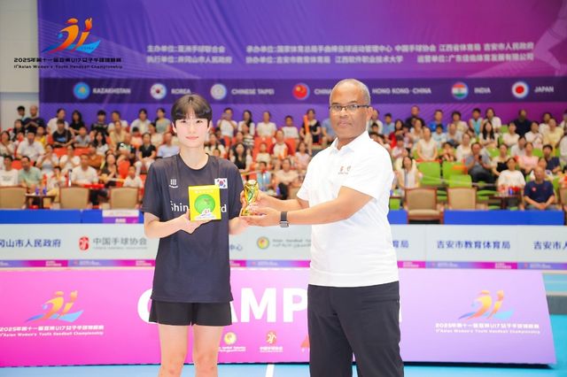 베스트7에 선정된 이수아(왼쪽)