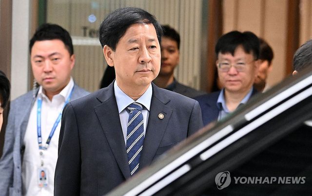 미국 통상협상 출국 연기…굳은 표정의 구윤철 기재부 장관