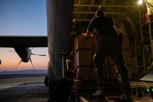 이스라엘군 수송기에 가자지구 공중 투하를 위한 구호품을 싣는 모습.