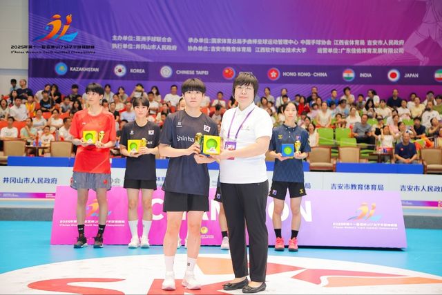 베스트 7에 선정된 조민진(왼쪽에서 세 번째)