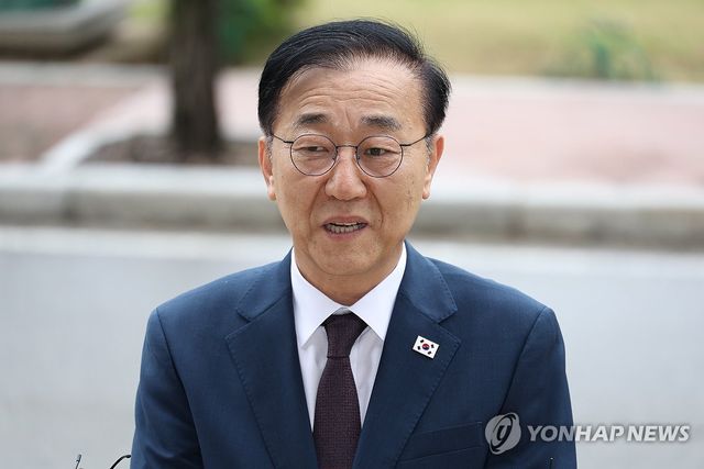 취재진 질문에 답하는 김윤덕 국토부 장관 후보자