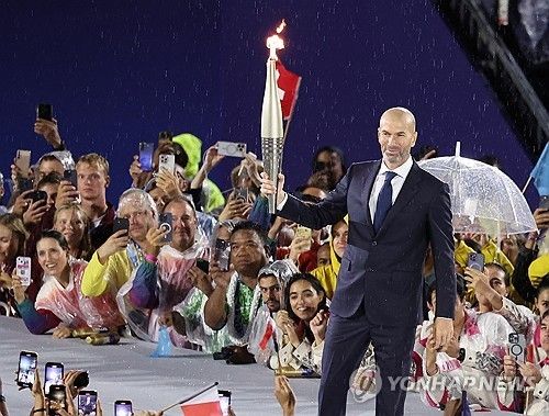 2024 파리 올림픽 개회식에서 성화주자로 나선 프랑스 축구영웅 지네딘 지단