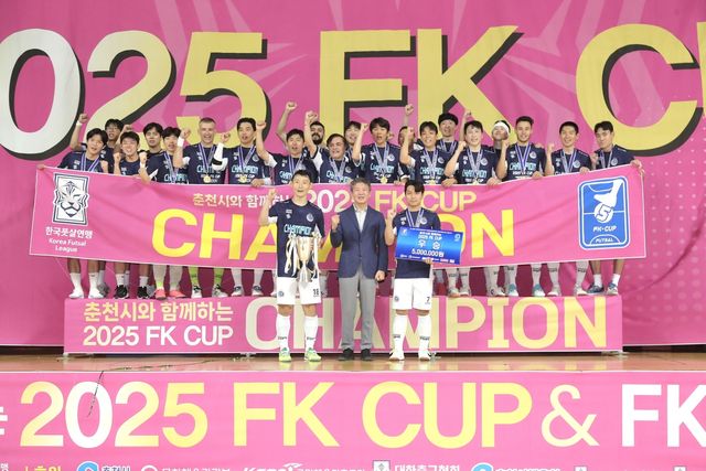 정몽규 대한축구협회장이 FK컵 우승팀에 대한 시상식 이후 기념촬영 