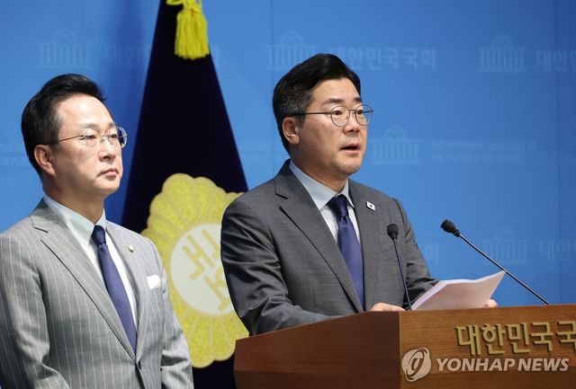 윤석열 체포 저지 의원 제명 결의안 발의 계획 밝히는 박찬대 의원