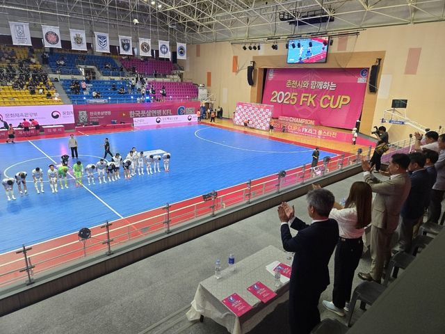 FK컵 결승전 이후 박수 보내는 관람객