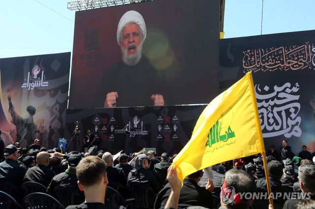 지난 6일(현지시간) 레바논 베이루트에서 열린 집회에서 헤즈볼라 수장 나임 카셈이 영상으로 연설하고 있다.