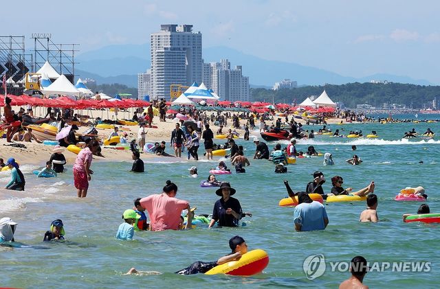 계속된 폭염에 피서 절정