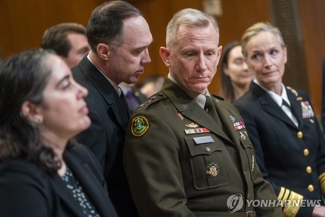 미 합동참모본부장 더글러스 A. 심스 중장(가운데)