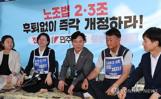 노조법 2·3조 개정 촉구 농성장 찾은 김영훈 노동장관