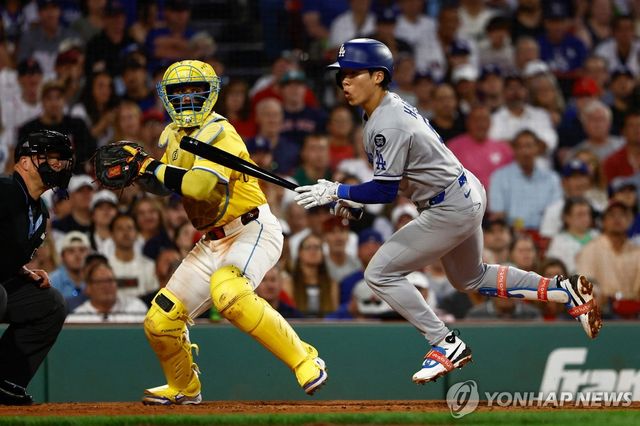 김혜성(오른쪽)의 경기 모습. 