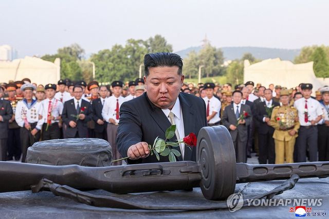 북한 김정은, '전승절' 72주년에 조국해방전쟁참전열사묘 방문