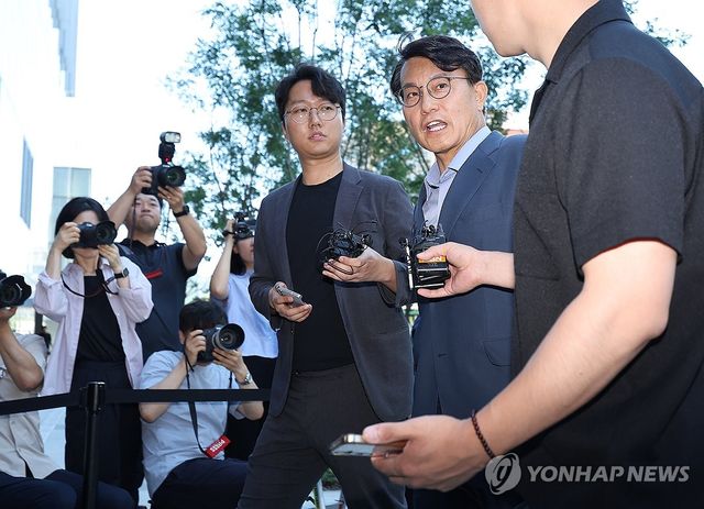 취재진 질문에 답하는 윤상현 의원