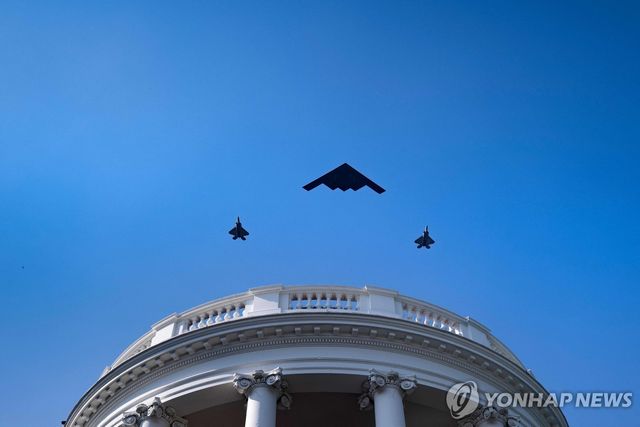 백악관 상공을 비행하는 B-2 폭격기