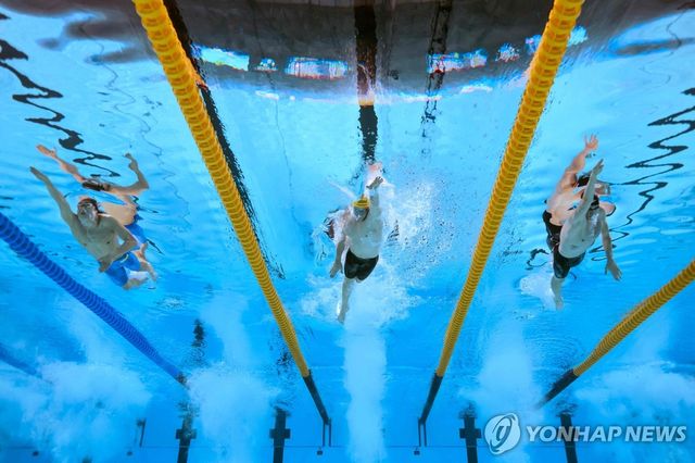 왼쪽부터 김우민, 새뮤얼 쇼트, 루카스 메르텐스.