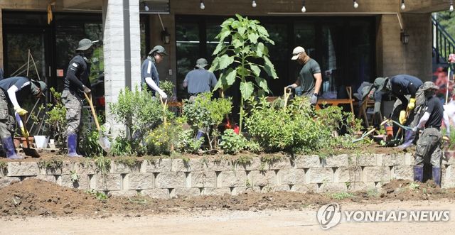 39도 폭염속 복구·수색 구슬땀…가평 수해 8일째