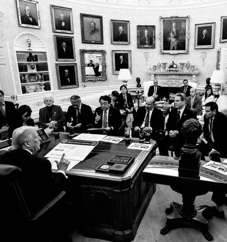 백악관에서 일본 협상단과 대화하는 트럼프 미국 대통령