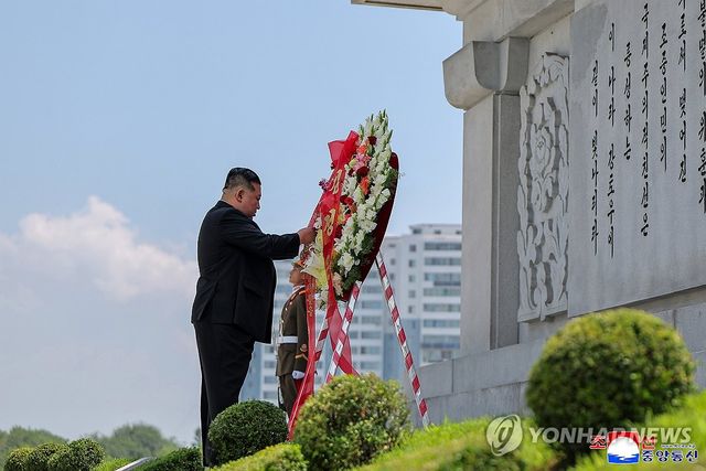북한 김정은, '전승절' 72주년 맞아 우의탑에 헌화