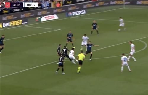 수비수 사이에서 슈팅해 선제골 뽑아내는 오현규 