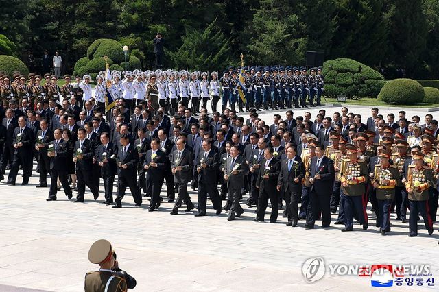 북한 당·정부 간부들, '전승절' 72주년 맞아 대성산혁명렬사릉 참배