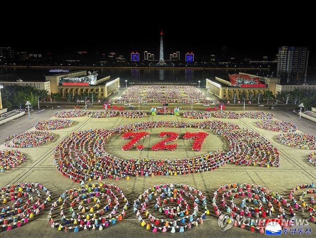 북한 '전승절' 72주년 경축 평양시 청년학생들 야회 및 축포발사