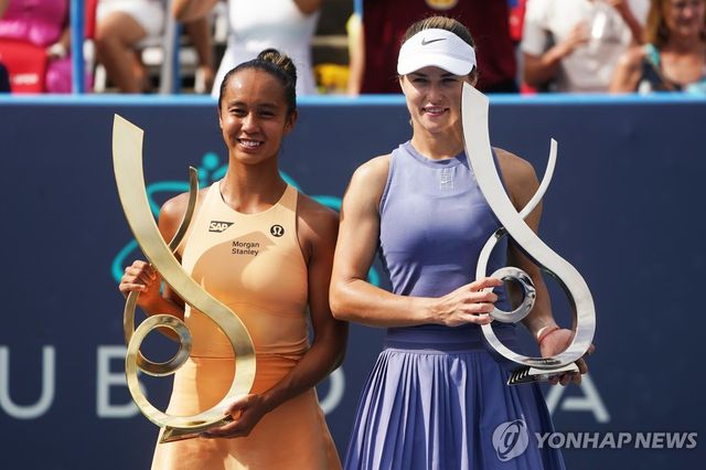 우승한 페르난데스(왼쪽)와 준우승 칼린스카야