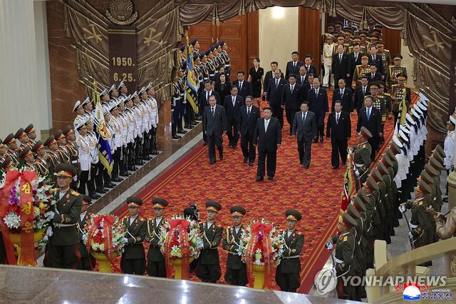 북한 김정은, '전승절' 72주년에 전승기념관 방문