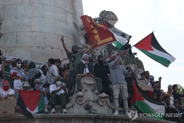 프랑스 파리 레퓌블리크 광장의 팔레스타인 지지 시위대