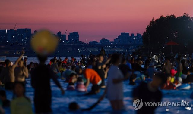 더운 저녁에도 물놀이