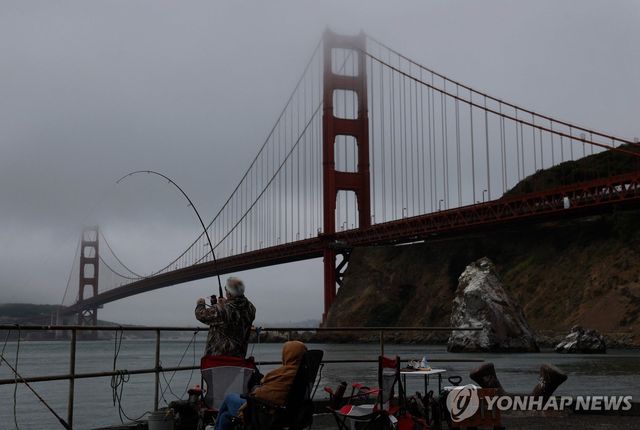 지난 21일 안개가 잔뜩 낀 금문교