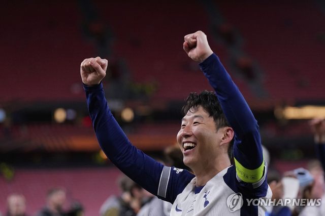 유로파리그 우승하고서 기뻐하는 손흥민