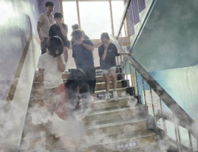 대피 훈련하는 초등학생들