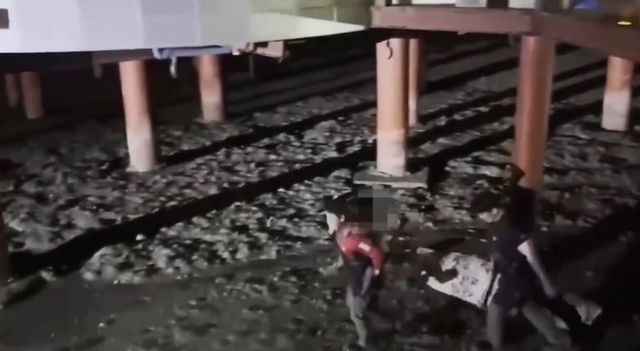 갯벌서 고립된 관광객 구조하는 해양경찰