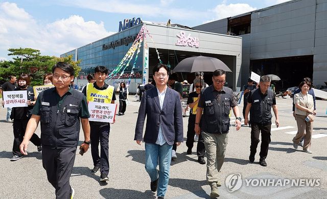 한국옵티칼하이테크 고공농성장 방문한 김영훈 장관