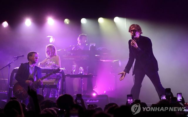 펄프 기타리스트 마크 웨버(맨 왼쪽)