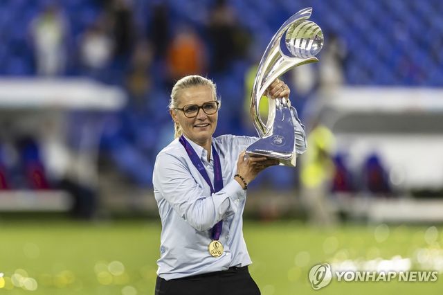 사리나 비흐만 잉글랜드 감독